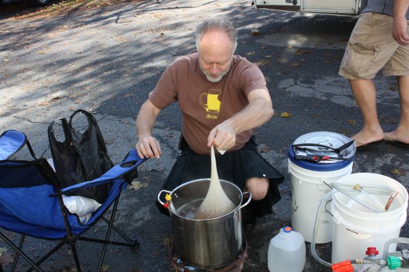 Mike Curley shows the correct way to dip a bag of grains into some very hot water.
