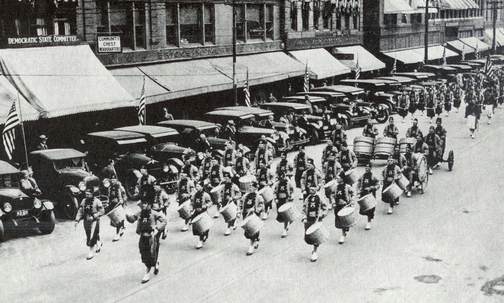 This was the first annual parade featuring the same guy 100 times, which sadly was canceled after just one year because the guy was really tired. What this actually is, though, is the Shriners parade on North Main Street in 1926. But where are the awesome tiny little cars??