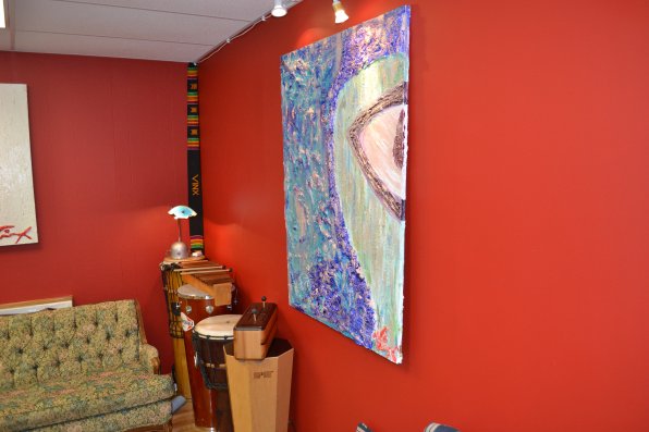 Wall decorations include a Vinx original painting.
