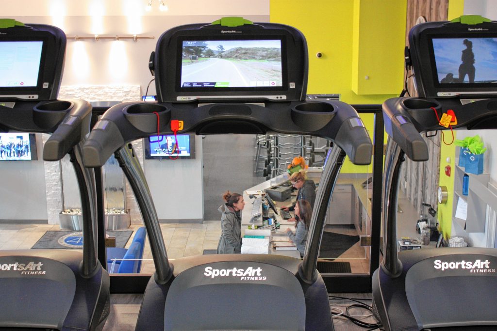 43 Degrees North has treadmills with video screens that allow you to simulate running across the Golden Gate Bridge, through a national park and other cool landscapes. JON BODELL / Insider staff