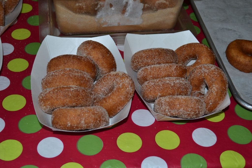 Don't you just want to eat all of these apple cider doughnuts? 