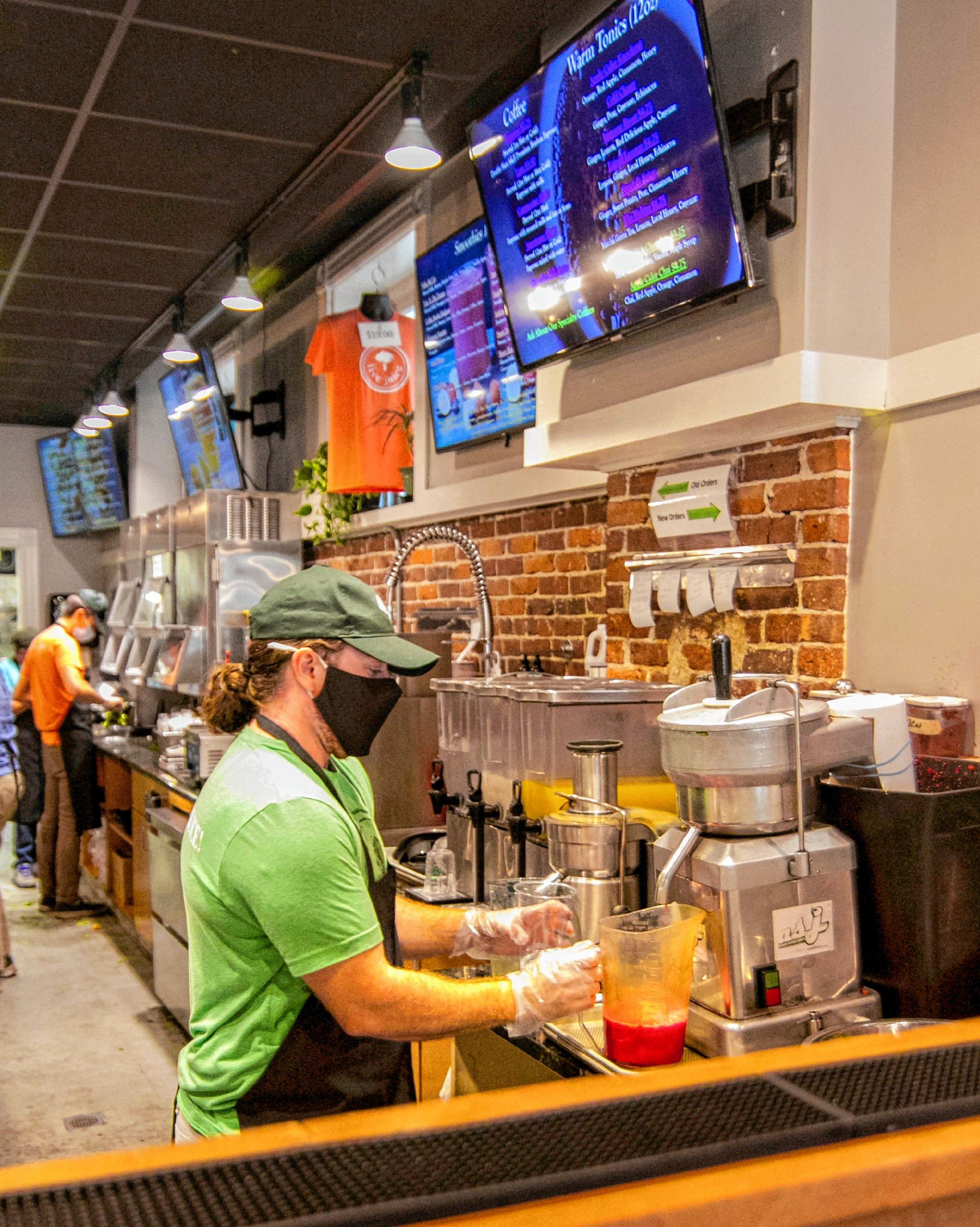 Juice maker Jaymee Guinard creating the â Sweetheartâ drink at Live